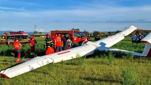 Un planor a aterizat forţat lângă Gara Deva. Pilotul de 21 de ani a fost rănit