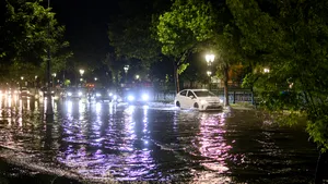 București și Ilfov sub Cod roșu de ploi: ISU a gestionat 62 de intervenții. Zeci de mașini avariate