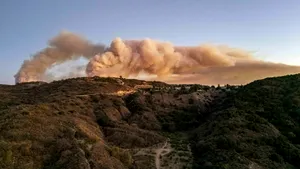 Căldura, vântul și seceta au declanșat incendii de vegetație în vestul Statelor Unite