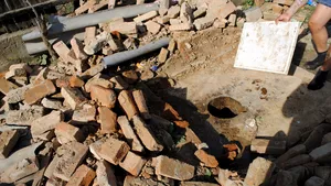 Dosar penal după ce un copil din Sibiu a murit în haznaua unui cămin cultural. Fosa septică nu avea capac