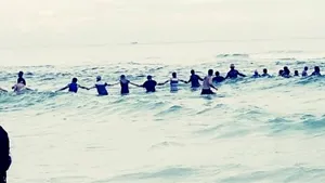 Video emoţionant | 80 de persoane au format un lanţ uman pentru a salva o familie din apele Floridei