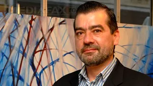 Un jurnalist român de la AFP îşi lansează primul volum de poezii, 