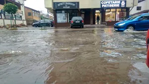 Bilanţ IGSU după încă o zi de ploi: 21 de curţi, 4 subsoluri şi 3 locuinţe inundate