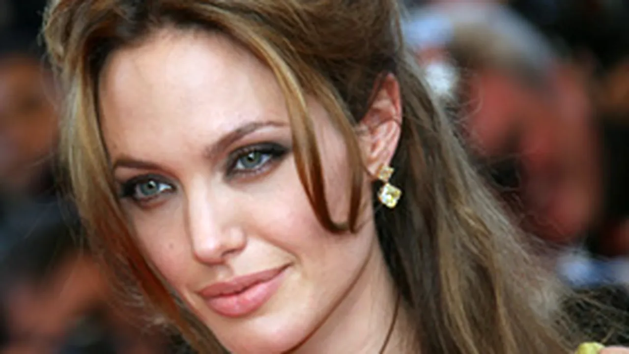 Angelina Jolie îşi caută casă în LA