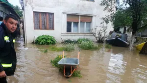 FOTO: Circulaţie oprită pe un drum naţional, din cauza inundaţiilor