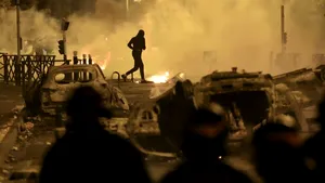 Proteste violente în Franţa. Bunica adolescentului ucis face apel la calm / Macron a convocat premierul şi miniştrii de Interne şi de Justiţie / Bilanţul de la începutul ciocnirilor din Hexagon: peste 3.300 de arestări / Casa unui primar din suburbiile Parisului a fost atacată, soţia lui are fractură de tibie