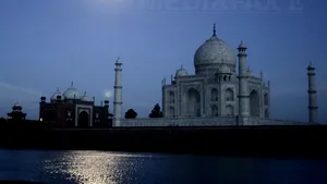 Taj Mahal s-ar putea prăbuşi