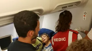 SCANDAL într-un avion TAROM după ce o femeie ar fi scuipat şi jignit o însoţitoare de bord: „Are un copil! Opriţi-vă!” | FOTO şi VIDEO
