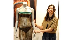 Vezi cu cât a fost vândută rochia purtată de Kate Middleton pentru a-l cuceri pe prinţul William - FOTO