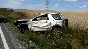 Patru răniţi, printre care trei copii, după ce maşina în care se aflau s-a răsturnat într-o curbă, în judeţul Constanţa