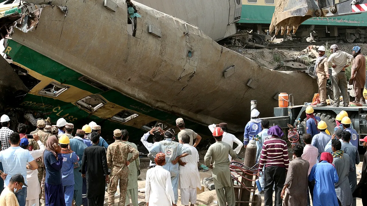 O nouă tragedie pe căile ferate: Cel puţin 40 de morţi în urma accidentului feroviar din Pakistan