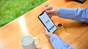 LinkedIn are o problemă cu conturile false, pe care încearcă să o rezolve