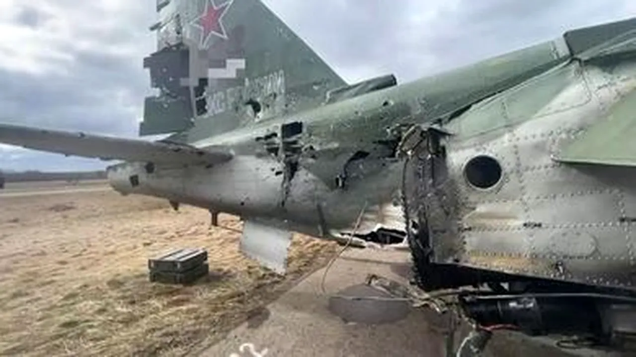 Ruşii recunosc că au pierdut un avion Su-25 în valoare de 11 milioane de dolari şi îi arată rămăşiţele

