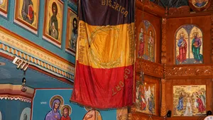 Tricolorul care a fost ascuns 50 de ani sub podeaua unei biserici pentru a nu fi distrus - FOTO