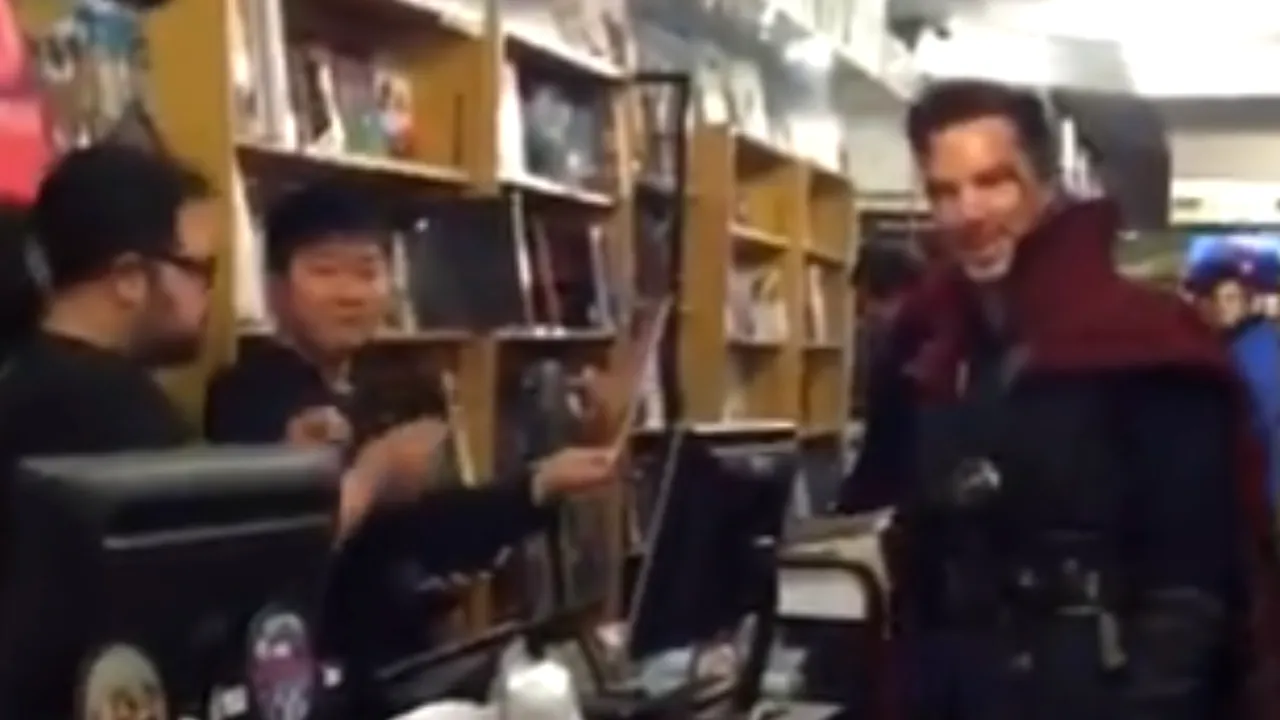 VIDEO: Benedict Cumberbatch intră într-un magazin de benzi desenate, îmbrăcat ca Dr. Strange