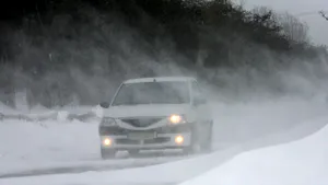 Traficul rutier pe DN1 şi DN1A se desfăşoară cu dificultate din cauza ceţii şi a zăpezii