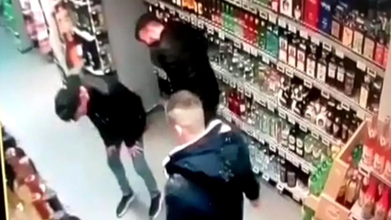 Bărbat BĂTUT într-un magazin din Capitală. Poliţia cere sprijin pentru găsirea agresorilor