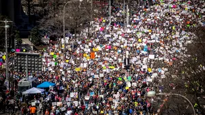 „Până aici!”. După ultimele masacre, mii de oameni protestează în SUA  pentru legi mai dure privind controlul armelor  