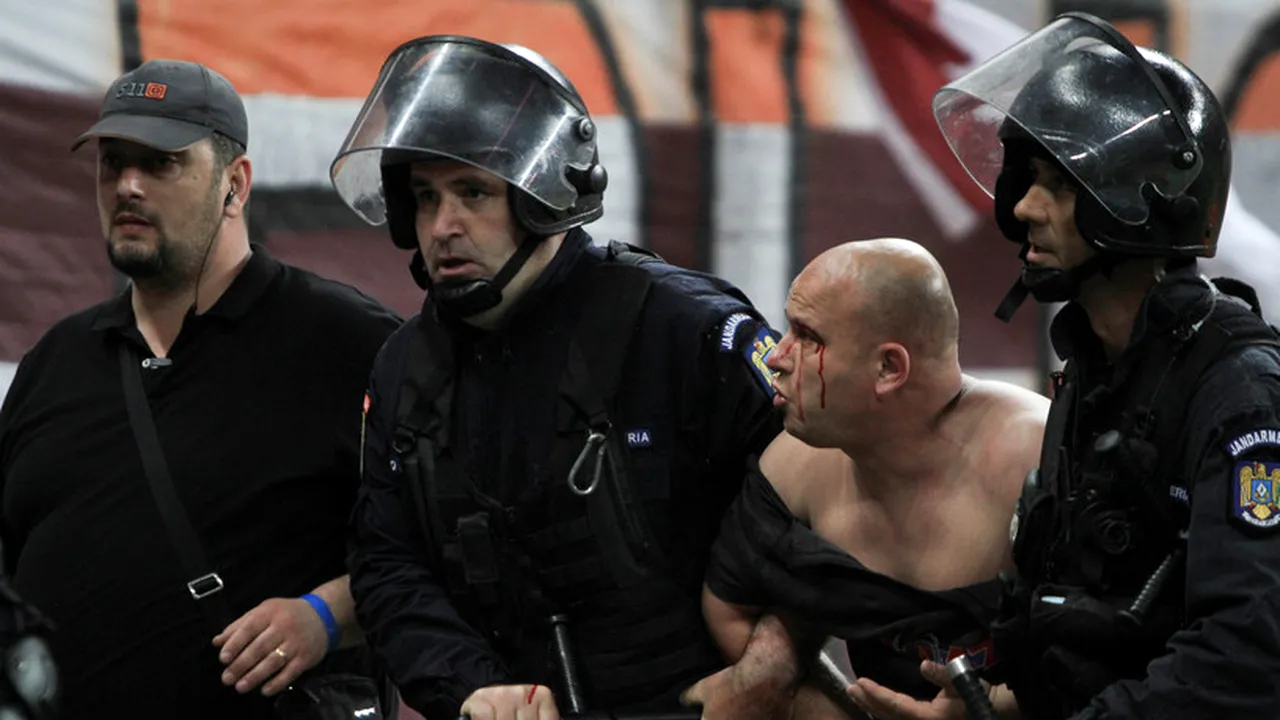 Steaua - Rapid 1-3 | Scene violente pe Naţional Arena: Suporterii au aruncat cu scaune în teren/ Jandarmii au folosit gaze lacrimogene | FOTO