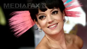 Cântăreaţa Lily Allen, internată din cauza unei toxiinfecţii alimentare