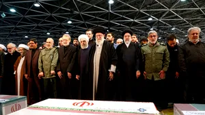 Momentul în care liderul suprem al Iranului plânge peste sicriul generalului Soleimani. Sute de mii de oameni au asistat la înmormântare. VIDEO