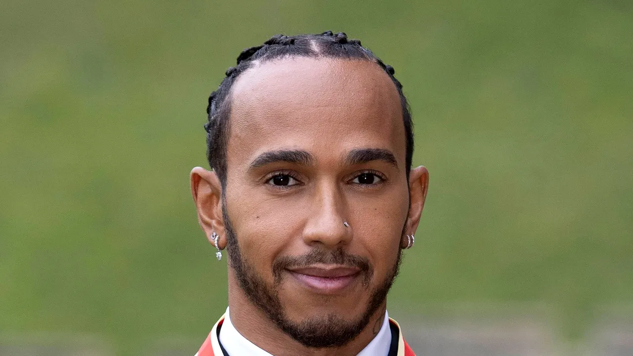 Lewis Hamilton a fost investit cu titlul de Cavaler al Casei Regale britanice