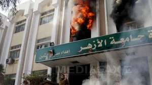 Violenţe la Cairo: Simpatizanţi ai mişcării Fraţii Musulmani au incendiat o clădire a Universităţii. Cel puţin un om a murit