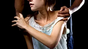 Nu scapă de violenţă nici sub umbrela statului. Angajate ale unui centru pentru copii abuzaţi sunt acuzate că se bat de faţă cu cei mici