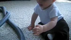 VIDEOCLIP AMUZANT: Un bebeluş şi un aspirator. Ce se întâmplă mai departe?