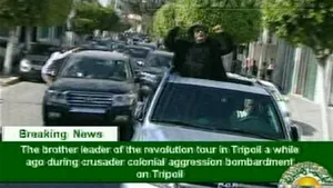 Muammar Kadhafi a ieşit pe străzile din Tripoli în timpul raidurilor coaliţiei - VIDEO