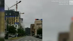 Momentul în care o parte din construcţia unui hotel se prăbuşeşte în oraşul american New Orleans. O persoană a murit, iar alte două sunt date dispărute - FOTO, VIDEO