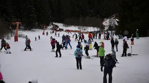Calendarul vacanțelor de schi din februarie 2026, stabilit. În ce perioadă au elevii zile libere, în funcţie de judeţ