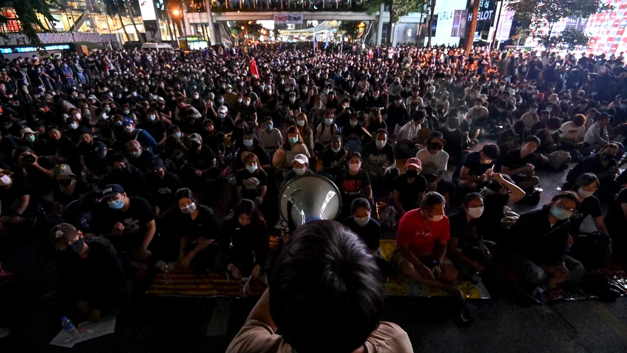 Tinerii din Thailanda protestează împotriva măsurilor de restricţie impuse de Guvern. ”Pandemia a devenit o armă politică”