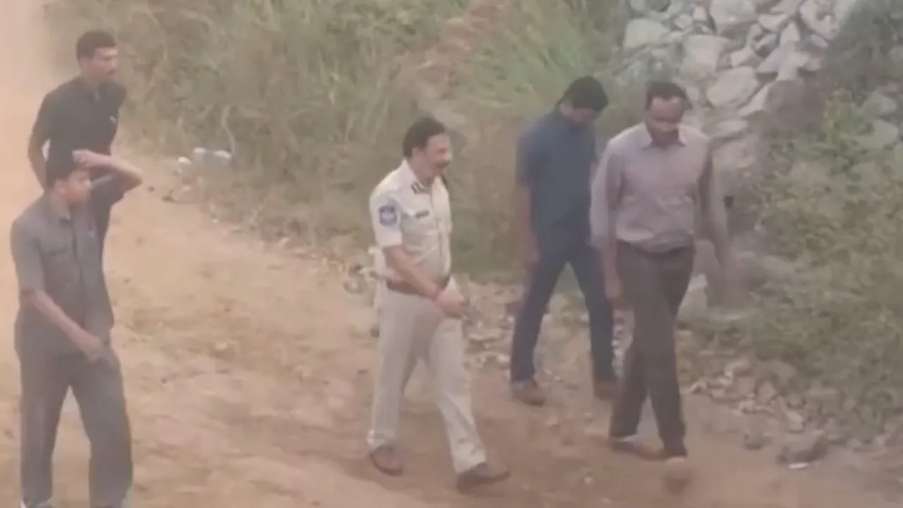 Patru bărbaţi acuzaţi de viol în grup şi crimă, ucişi de poliţie „în timpul reconstituirii”. Localnicii au sărbătorit moartea lor cu focuri de artificii