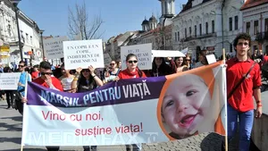 Cluj: Sute de persoane, între care copii şi preoţi, la 