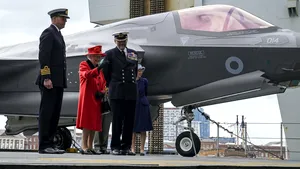 Regina Elisabeta a vizitat noul portavion al ţării. 3.700 de marinari, pregătiţi pentru o călătorie de 25.000 de mile 