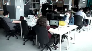 Munca de la birou s-a mutat pe plajă. Angajaţii care vor lucra remote până la sfârşitul anului