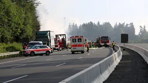 FOTO, VIDEO | UPDATE Cel puţin 18 persoane au murit, iar alte 30 au fost rănite, în urma unui accident rutier pe o autostradă din sudul Germaniei. Un autocar cu turişti a luat foc 