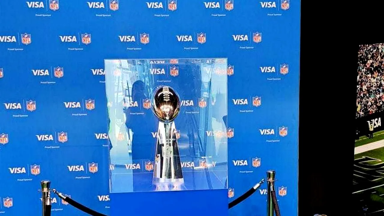 Premieră: la Muzeul Fotbalului Bucureşti a fost expus trofeul Super Bowl