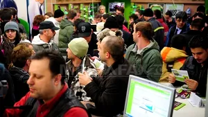 Cosmote şi Vodafone caută clienţi cu venituri mari pentru iPhone 4