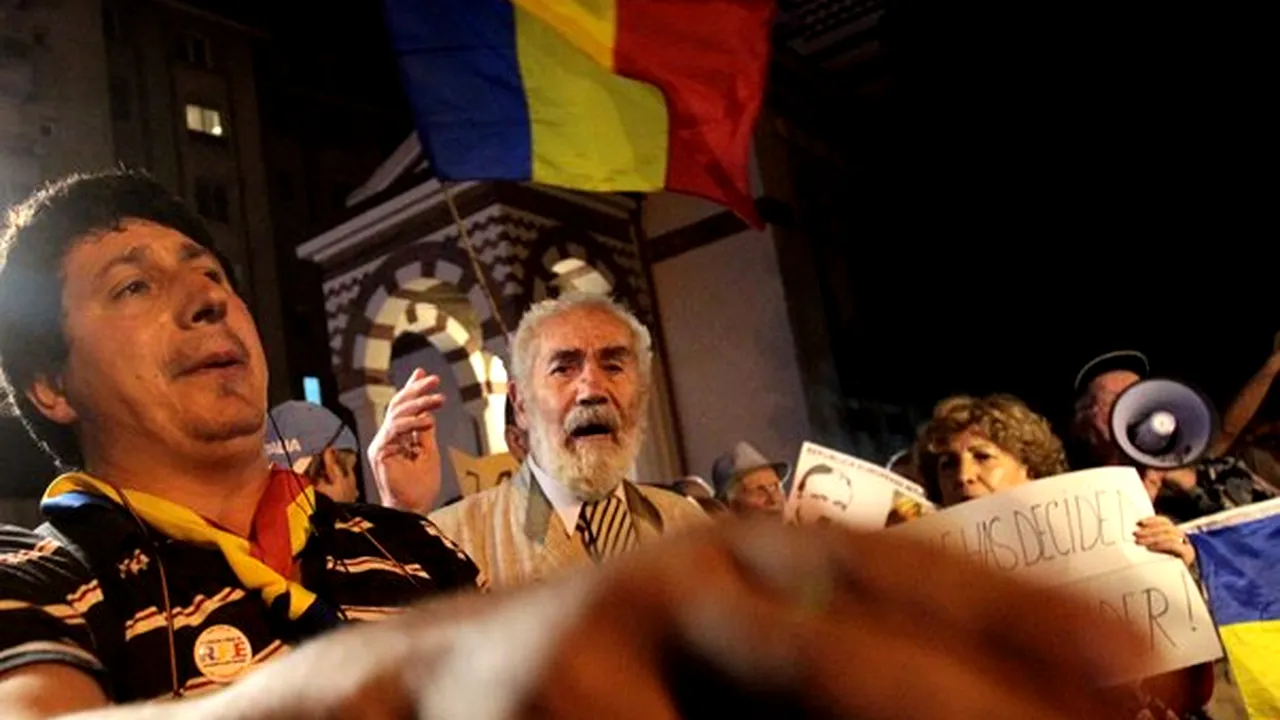 Câteva zeci de persoane au protestat în faţa restaurantului unde cinează liderii PPE - FOTO
