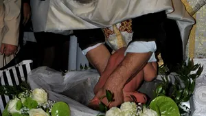 Clipe de coşmar la botez: Un bebeluş a intrat în şoc apneic după scufundarea în cristelniţă - VIDEO