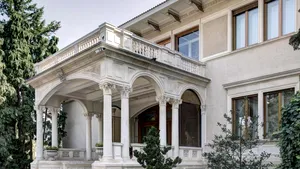 Singura reşedinţă privată din Bucureşti care are adăpost anti-atomic, anti-chimic, anti-extratereştri, anti-tot şi e poleită cu aur FOTO
