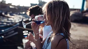 O băutură electrizantă, vinul albastru, a fost introdusă în Europa - FOTO