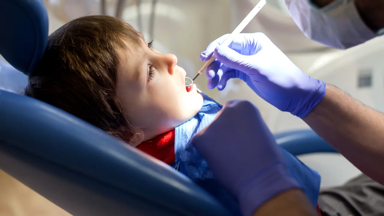 Vouchere de 1.100 de lei acordate elevilor din Capitală pentru aparate dentare