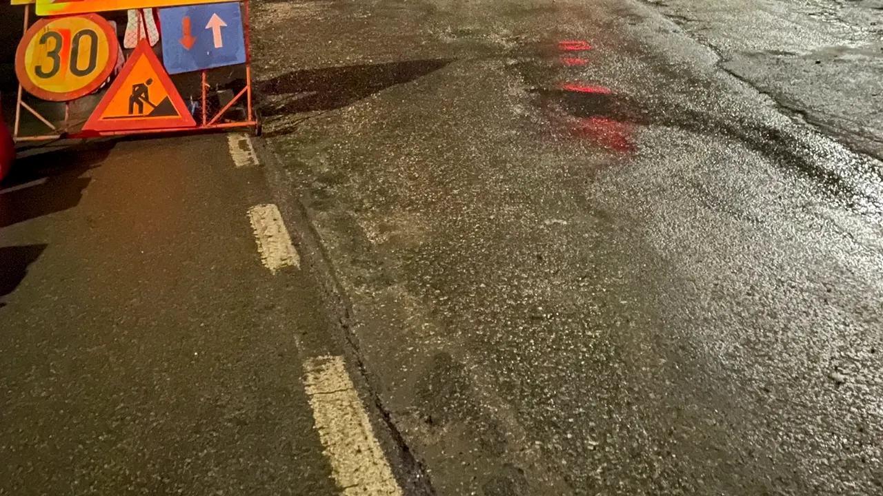 Alunecare de teren în Horezu, judeţul Vâlcea. Drumul spre Târgu Jiu a fost închis