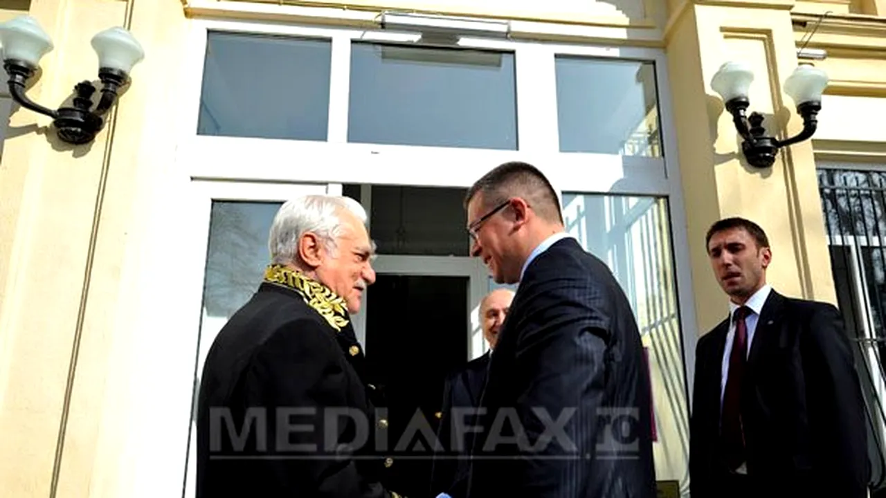 Ungureanu şi Kelemen au vizitat corpul central al Muzeului de Artă al României, după finalizarea lucrărilor de restaurare