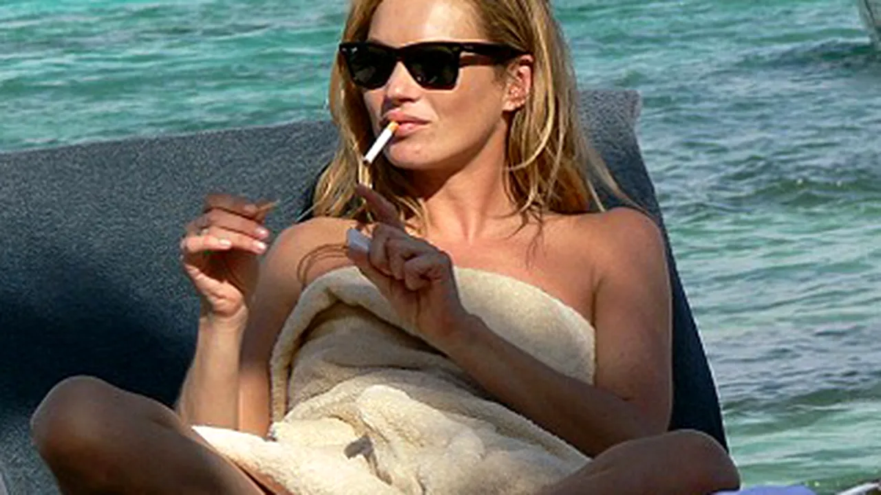 Kate Moss are în permanenţă o rezervă de 100 de ţigări - GALERIE FOTO