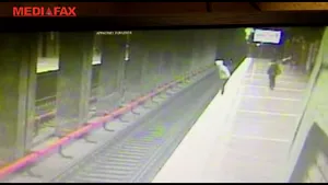 IMAGINI cu puternic impact emoţional: Momentul când o femeie s-a aruncat în faţa metroului, în staţia Apărătorii Patriei