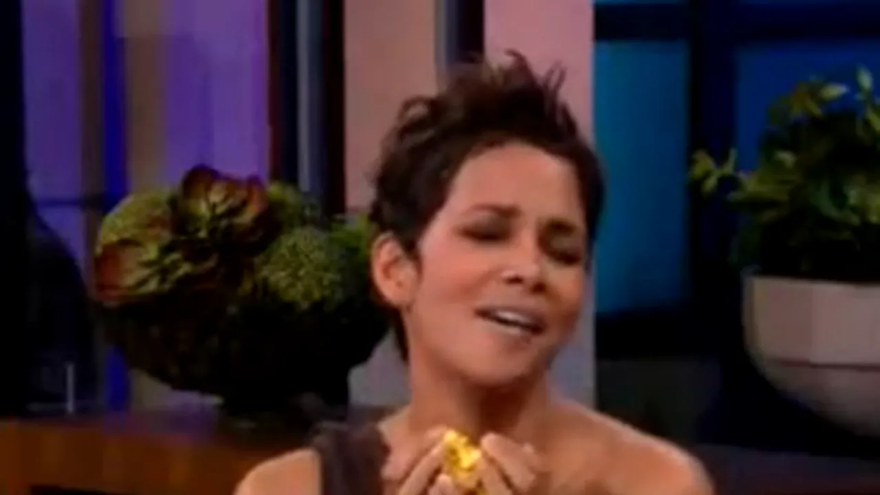 Halle Berry a mimat un orgasm în emisiunea lui Jay Leno - VIDEO